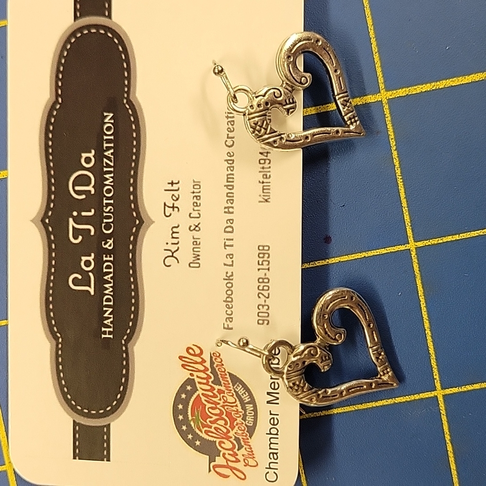 Silver Tone Dangle 075 Earrings - Heart 10$